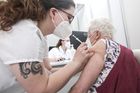 Po půl roce od očkování nemá většina seniorů skoro žádné protilátky, zjistila analýza