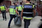 Policie zasahovala v sídle zasilatelské firmy kvůli katalánskému referendu. Zatkla i jejího šéfa