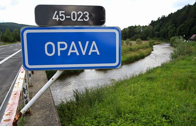 Řeka Opava protéká skrz obec Nové Heřminovy a dvakrát přitom protíná silnici.