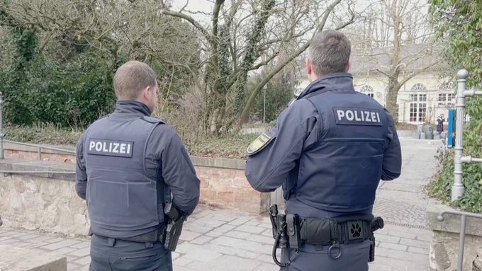 Policie zatkla podezřelého po útoku nožem v německém parku, kde zemřeli dva lidé