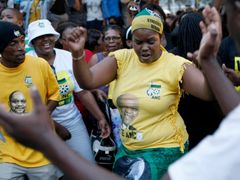 Příznivci ANC s portréty stranického šéfa Jacoba Zumy na tričkách oslavují v ulicích Durbanu. Tam se stejně jako ve zbytku provincie KwaZulu-Natal dříve o moc přetahovala s ANC strana Inkatha. Poslední volby ale rozdaly karty nanovo.