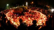 Stovky svíček položili fanoušci ke stadionu