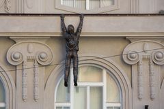 V Olomouci šplhá po fasádě muzea lupič. Hýbe se a mluví jako David Koller