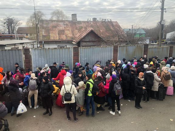 Lidé prchající z Ukrajiny čekají na hranicích s Polskem.