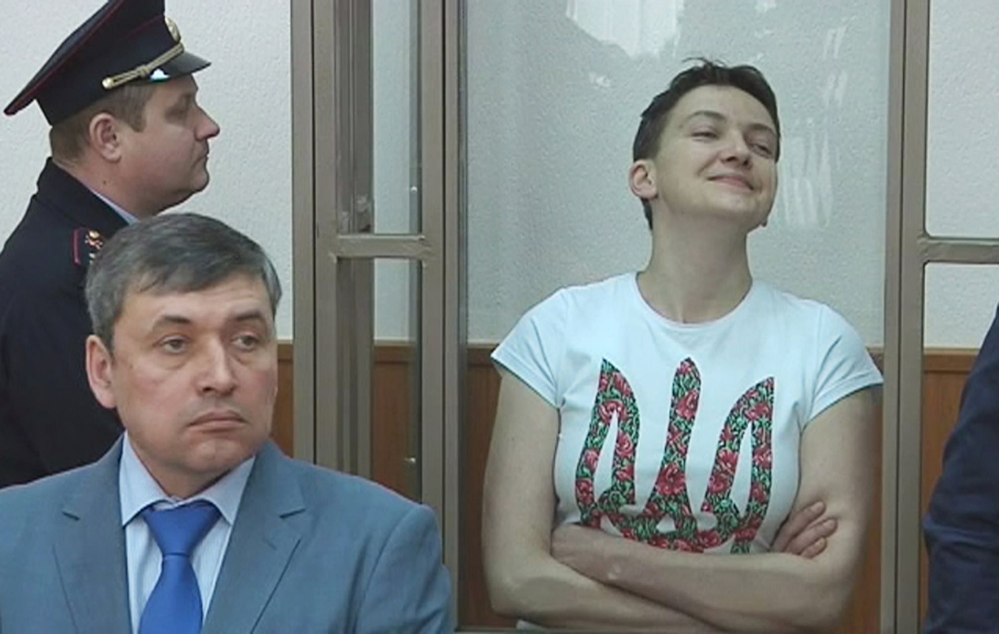 Ukrajinská pilotka Nadija Savčenková před soudem.