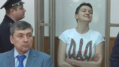Ukrajinská pilotka Nadija Savčenková před soudem.