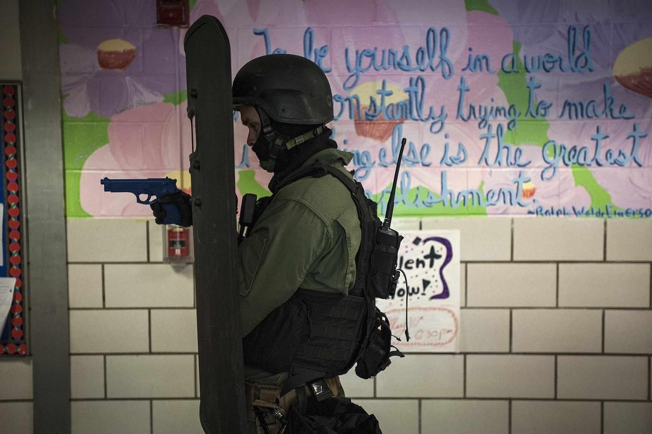 Fotogalerie: Jak se ve škole zneškodňuje šílený střelec