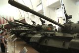 Expozice tanků ve vojenském muzeu.