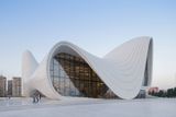 Ve stejný rok navrhla Zaha Hadid zaoblenou budovu pro hlavní město Ázerbájdžánu, Baku.