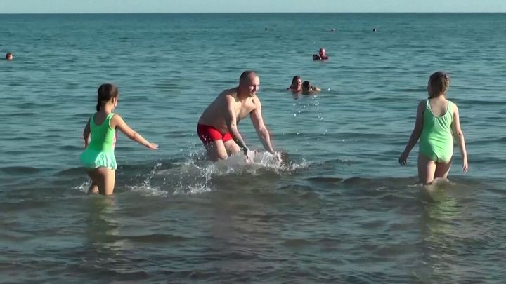 Může je zabít vojenský útok a cesta trvá dva dny. Ideální dovolená, libují si Rusové