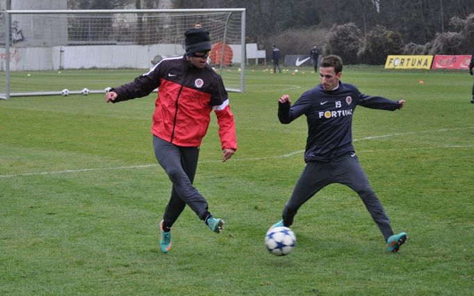 Český fotbalista Václav Kadlec z klubu AC Sparta Praha se svojí maskou.