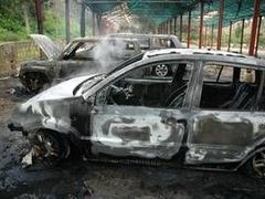 Vyhořelá auta maltských ornitologů