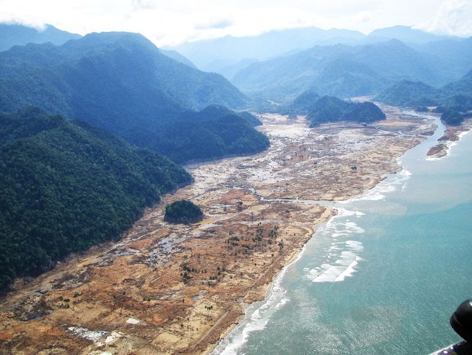 Uplynulo 15 let od ničivé vlny tsunami, která si 26. prosince 2004 vyžádala na pobřeží Indického oceánu v jihovýchodní Asii přes 230 000 mrtvých.