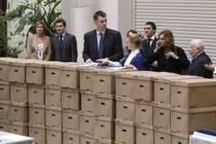Ruskou volební komisi zasypaly archy s miliony podpisů