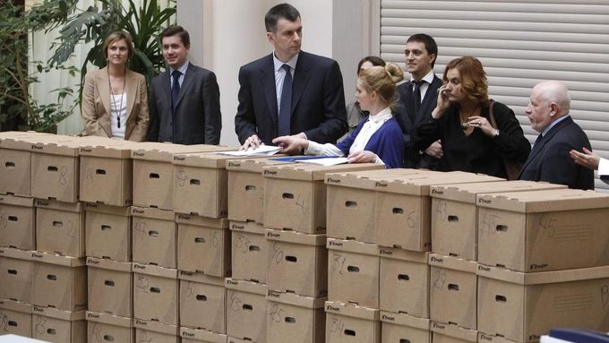 Miliardář Michail Prochorov předává své 2,1 milionu podpisů lidí, kteří podporují jeho kandidaturu na prezidenta.