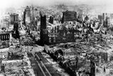 Pohled na město poničené zemětřesením a následným požárem. Dnes je tomu přesně 100 let, co se pod San Franciskem otřásla zem.