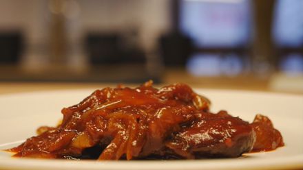 Máte dost velikonočních receptů? Upečte si poctivé buřty na černém pivu