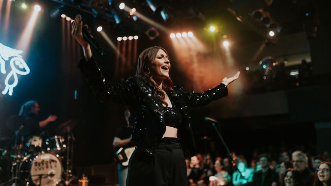 Písničkářka Kateřina Marie Tichá vystoupila 7. dubna v Lucerna Music Baru se svou doprovodnou skupinou Bandjeez.
