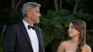 George Clooney v roli Davida a Kaitlyn Deverová jako Lily.
