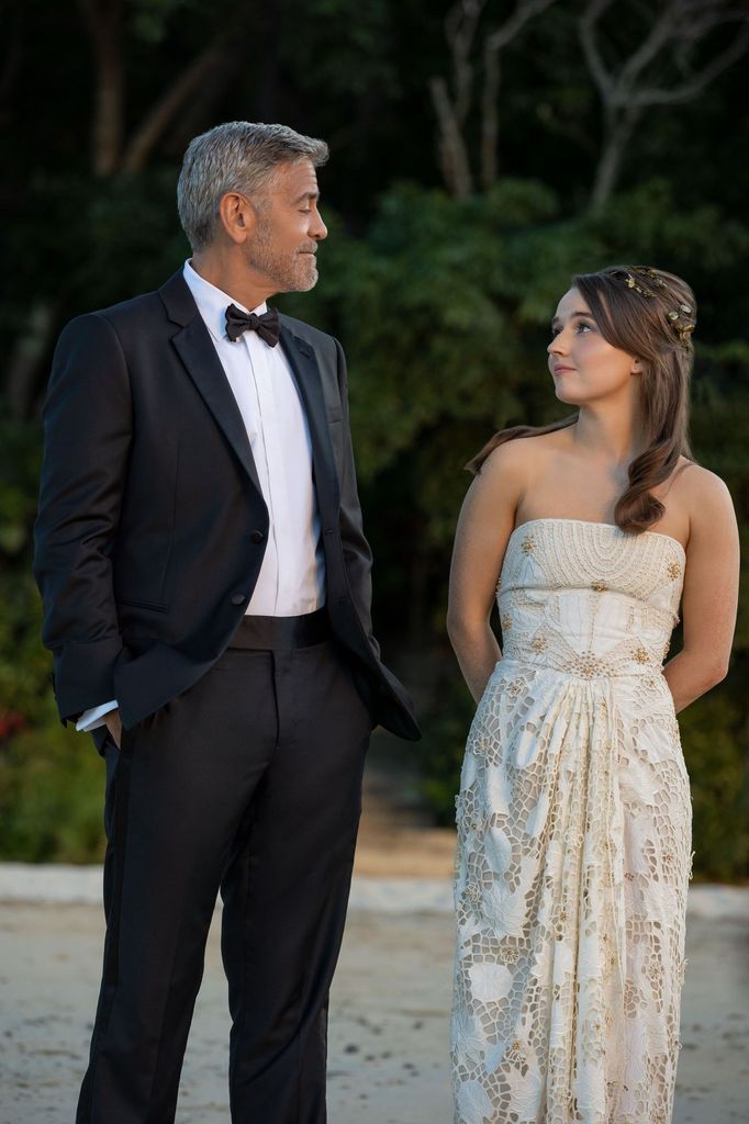 George Clooney v roli Davida a Kaitlyn Deverová jako Lily.