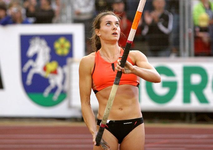 Světová rekordmanka Jelena Isinbajevová se připravuje k dalšímu pokusu ve skoku o tyči.