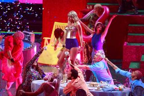 Cenu MTV za klip roku získala Taylor Swiftová, kritizuje v něm homofoby