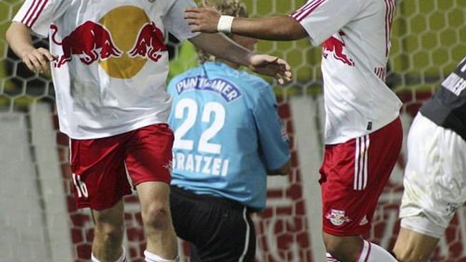 Karle Piták (vlevo) se raduje z gólu v rakouské lize.
