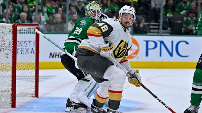 Útočník Vegas Tomáš Hertl číhá před brankou Dallasu v pátém utkání série 1. kola play off NHL