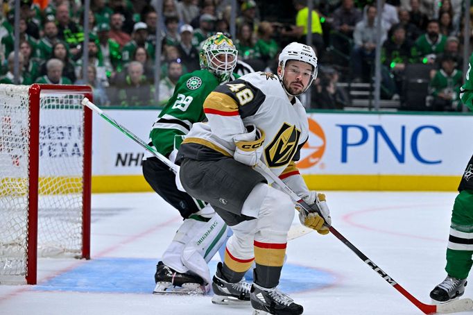 Útočník Vegas Tomáš Hertl číhá před brankou Dallasu v pátém utkání série 1. kola play off NHL