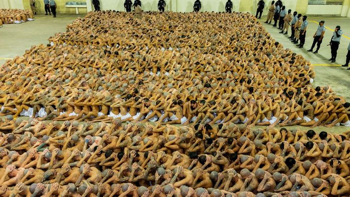 40 tisíc odsouzených na jednom místě. V Salvadoru otevřeli největší věznici na světě