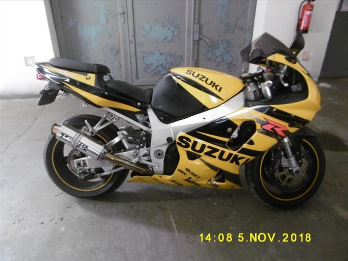 Motocykl značky Suzuki GSX – R 750  si může zájemce vydražit od ceny 20  tisíc korun.