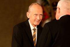 Malíř Pavel Brázda vrátil Klausovi medaili Za zásluhy