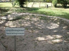 Prosíme, nechoďte po masovém hrobě: vražedná pole na Choeung Ek