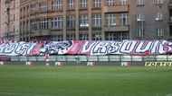 Náskok červenobílých v čele tabulky se po výhře druhé Plzně 3:0 v Opavě snížil na 13 bodů.