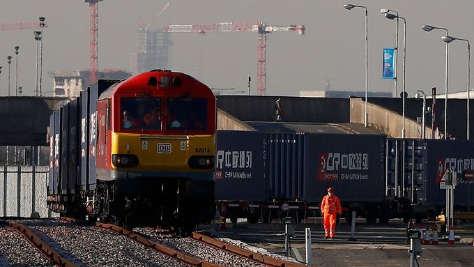Do Londýna dnes poprvé přijel nákladní vlak, který přímo spojuje Čínu s Británií. Projekt je součástí čínského ambiciózního plánu nové Hedvábné stezky.
