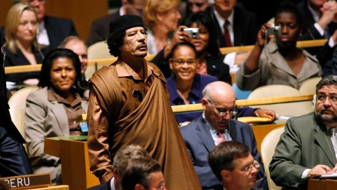 Muammar Kaddáfí na klimatické konferenci OSN. Na muže, který mu dělával doprovod na podobných akcích, teď Libye uspořádala hon.