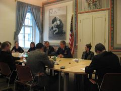 Henry Obering (uprostřed) u kulatého stolu na půdě velvyslanectví Spojených států v Praze, kde odpovídal na dotazy českých novinářů a jejich amerických kolegů působících v Praze