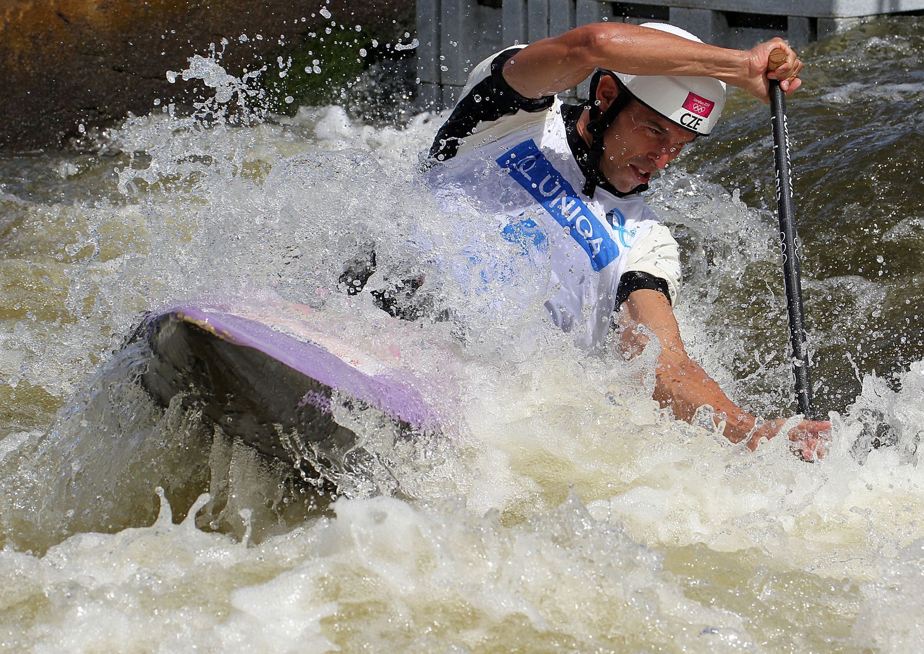 Vodní slalomář na Světovém poháru 2012 v pražské Troji.