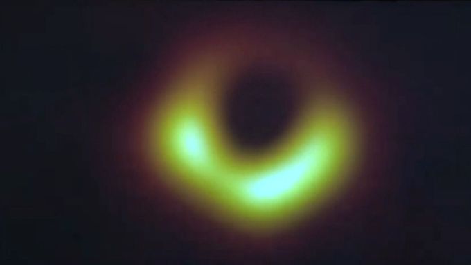 Vědci zveřejnili unikátní snímek okraje černé díry