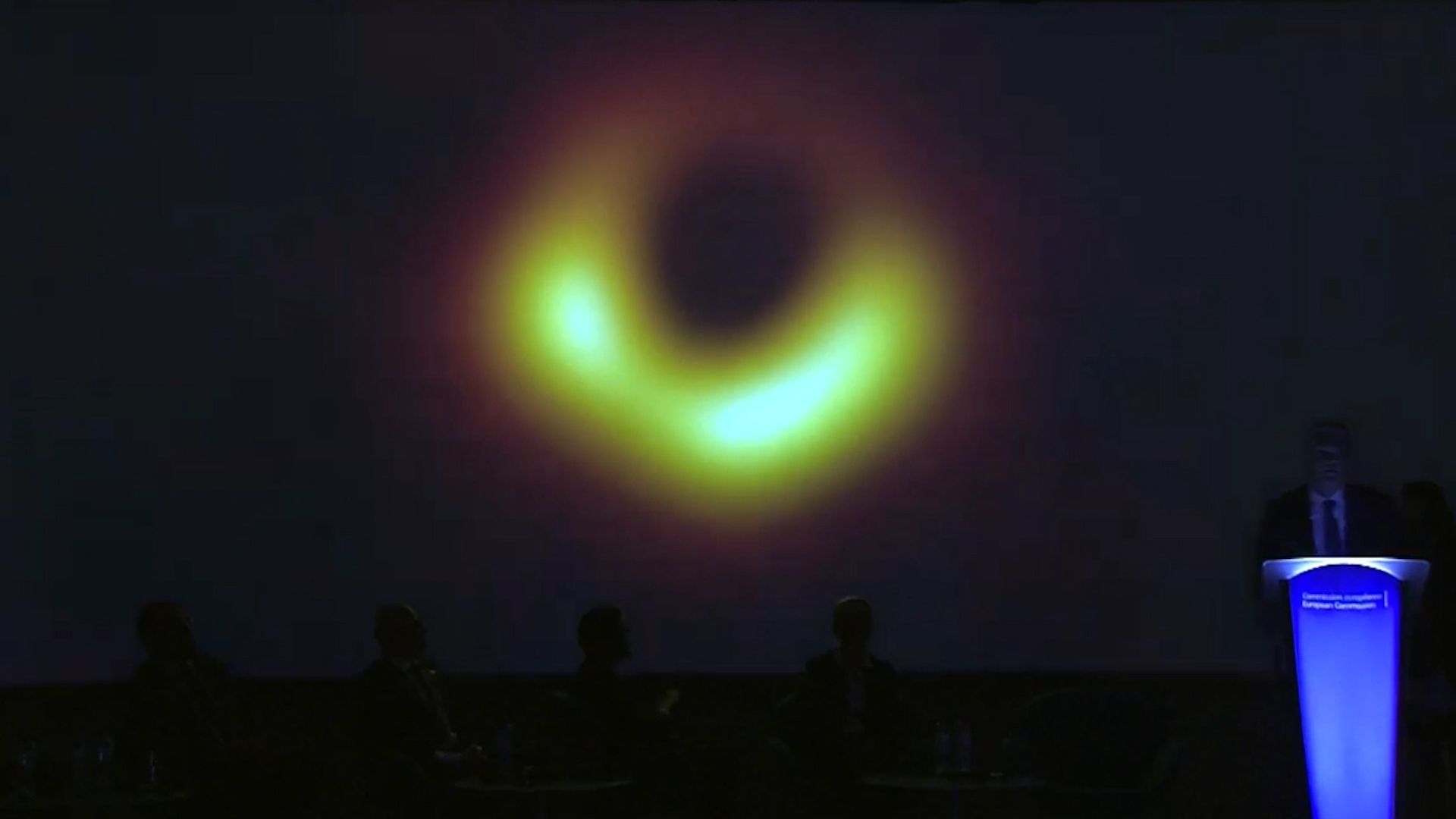 Vědci poprvé nasnímali černou díru.