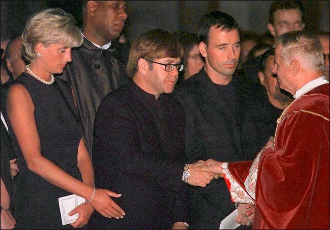 Lady Diana a zpěvák Elton John během zádušní mše za italského módního návrháře Gianni Vercaseho v Miláně. 22. 7. 1997