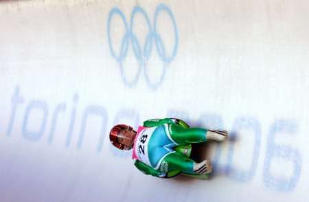 V ledovém korytu se objevily ženy na saních