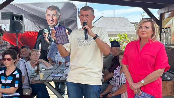 Aktuálně.cz zachytilo šéfa ANO Andreje Babiše, který míní založit v Mikulčicích buňku ANO, aby porazilo starostu ODS. Starosta ho prý naštval.