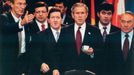 Vládci světa s "odhodlanými" výrazy... Prezident George Bush na Summitu NATO, Praha 2002.