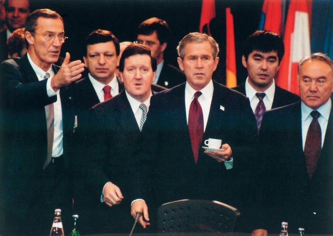 Vládci světa s "odhodlanými" výrazy... Prezident George Bush na Summitu NATO, Praha 2002.