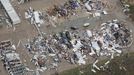 An aerial view of damage at a storage facility is shown in Moore, Oklahoma May 21, 2013, in the aftermath of a tornado which ravaged the suburb of Oklahoma City. Rescuers went building to building in search of victims and survivors picked through the rubble of their shattered homes on Tuesday, a day after a massive tornado tore through the Oklahoma City suburb of Moore, wiping out blocks of houses and killing at least 24 people. REUTERS/Rick Wilking (UNITED STATES - Tags: DISASTER ENVIRONMENT) Published: Kvě. 22, 2013, 2:38 dop.