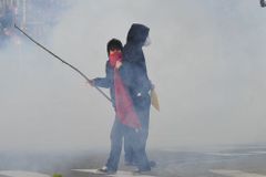 Lídři NATO se sešli na mostu, demonstranti v centru