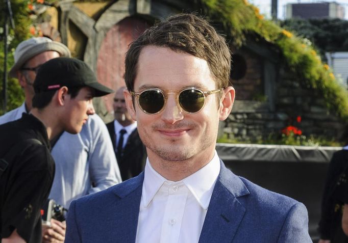 Actor Elijah Wood, who plays the character Frodo, poses on the red carpet at the world premiere of 'The Hobbit - An Unexpected Journey' in Wellington November 28, 2012. New Zealand's capital city was taken over by pointy-eared, costumed Hobbit fans on Wednesday, many of whom camped overnight to grab the best spots for the red carpet world premiere of the film later in the day. REUTERS/Mark Coote (NEW ZEALAND - Tags: ENTERTAINMENT) Published: Lis. 28, 2012, 8:26 dop.