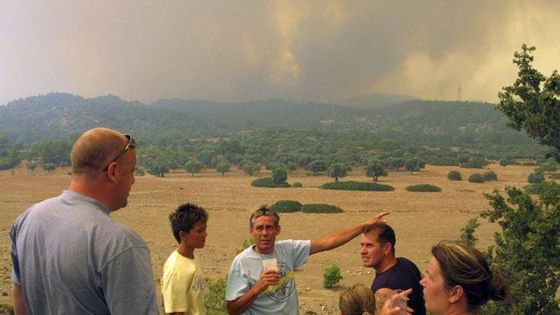 Rhodos sužuje požár. Turisté zůstávají