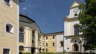 Průčelí baziliky po barokní přestavbě, vlevo budova prelatury. Všechny budovy areálu na sebe reagují. Vznikaly skoro 700 let. Dnes tvoří jeden architektonický celek.
